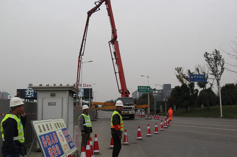 省交投集團董事長朱以莊檢查指導建設公司繞城收費站BFGZ-1合同段改造工程工作