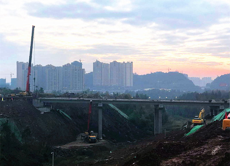 巴南高速公路恩陽服務區道路工程預應力砼簡支小箱梁全部架設完成
