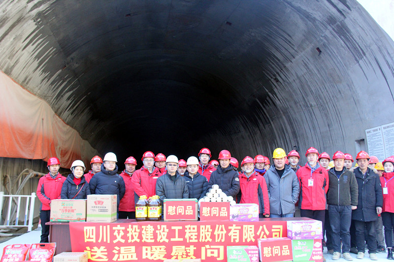 寒冬驅寒送暖 情系施工一線 ——公司工會主席鄭植赴施工現場進行節前慰問