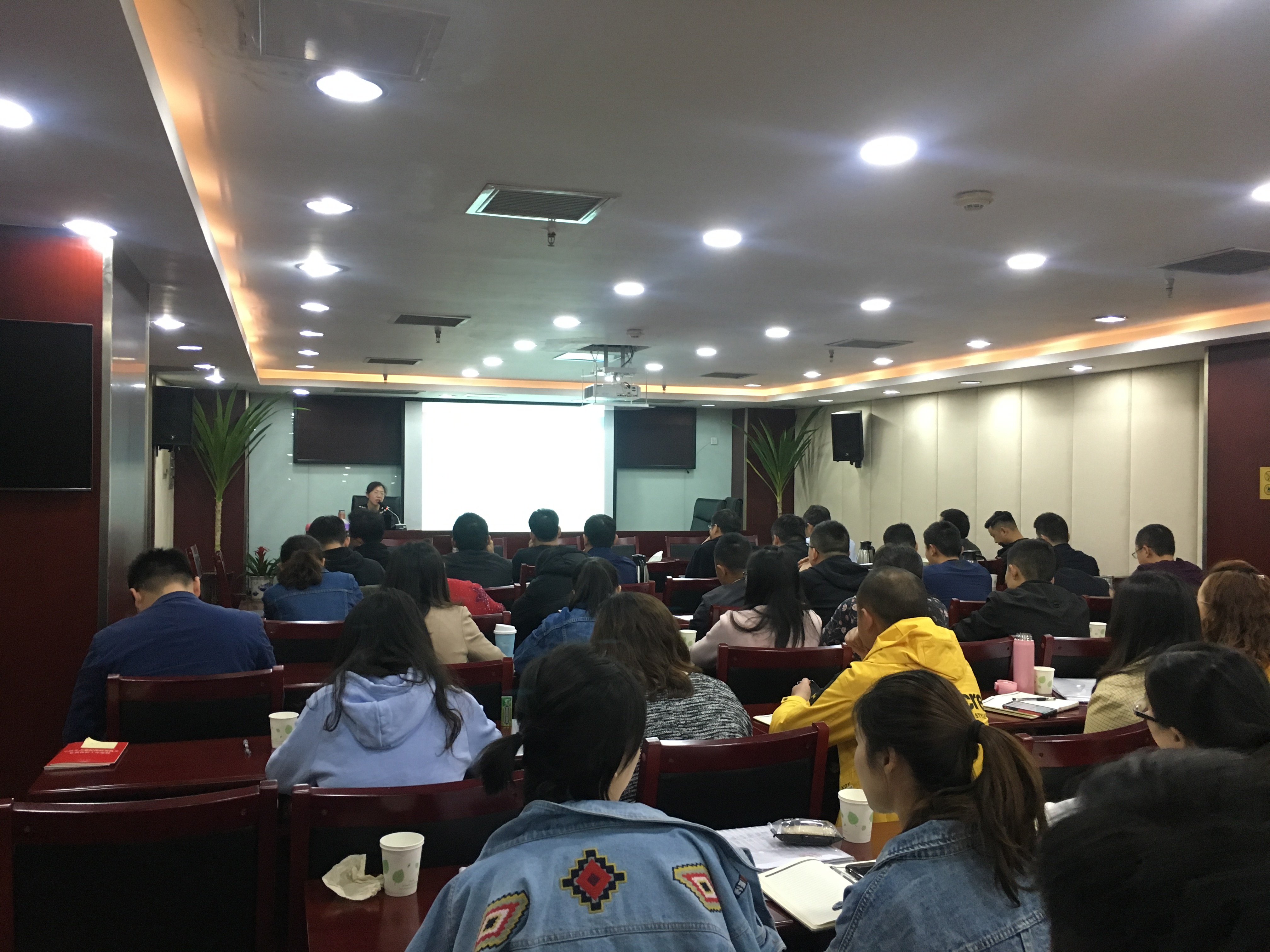 強化風(fēng)險防控 助推依法治企 ——公司組織開展法律培訓(xùn)