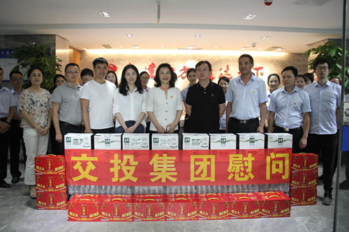 集團公司黨委委員、職工董事、工會主席彭洪赴公司路面分公司開展“不忘初心、牢記使命”主題教育調研暨“送清涼”活動