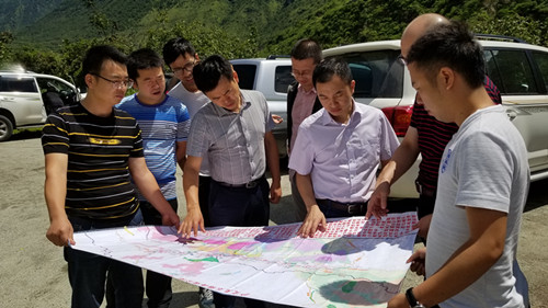 集團公司建管部副部長江勇順同志一行調(diào)研指導(dǎo)瀘石高速前期籌備工作 1_副本.jpg