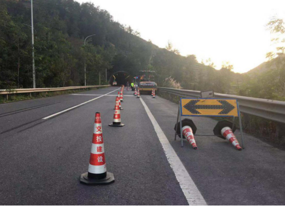 G65達(dá)陜高速公路2019年路面病害處治工程試驗段正式進(jìn)場施工