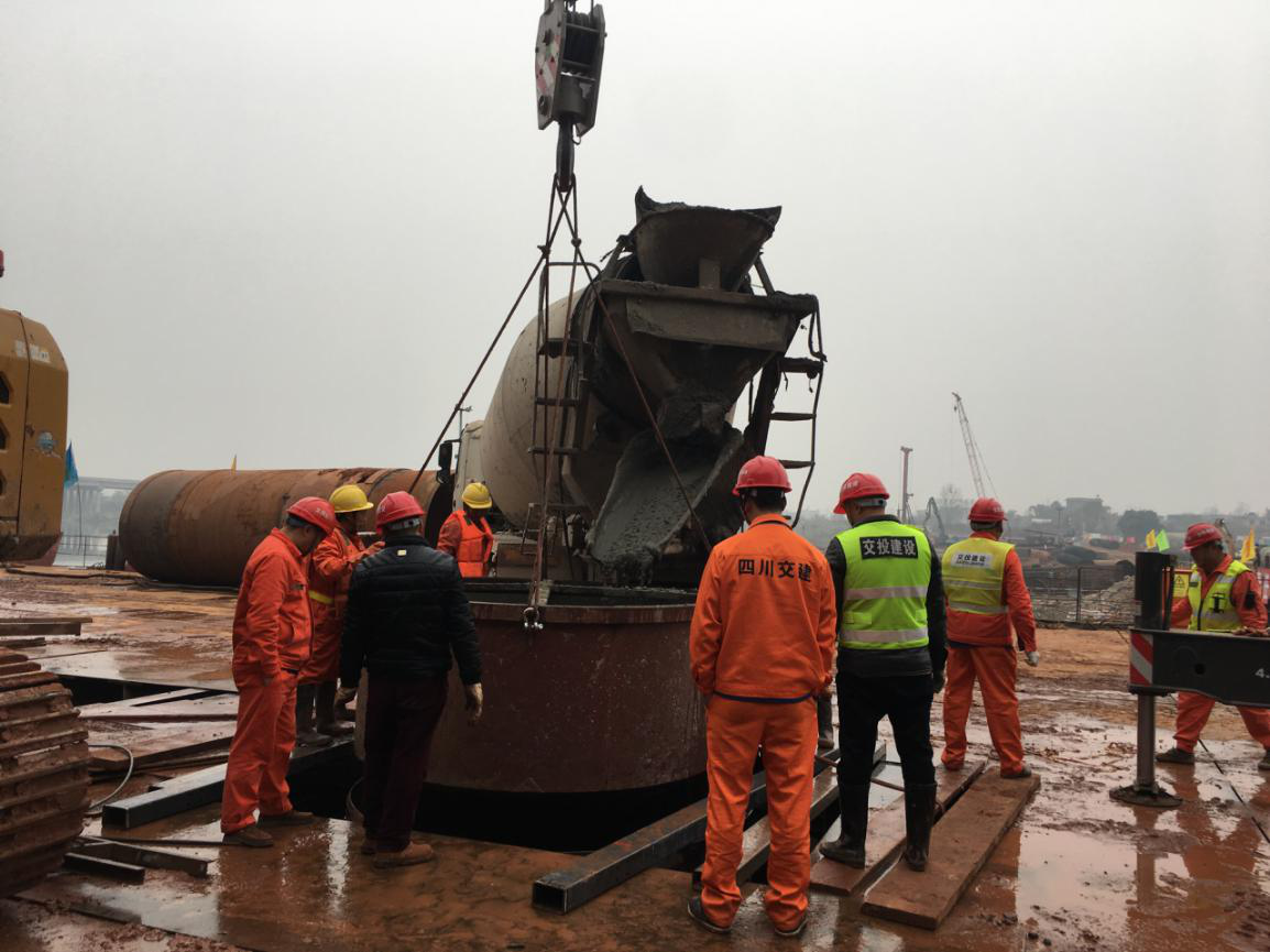 成樂高速擴容建設項目青衣江大橋順利完成水上施工平臺首根樁基澆筑.png