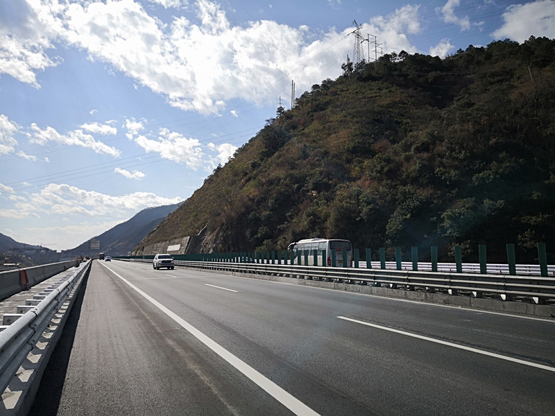 瀘黃高速梳妝臺大橋改擴建完工實現(xiàn)通車6_副本.jpg