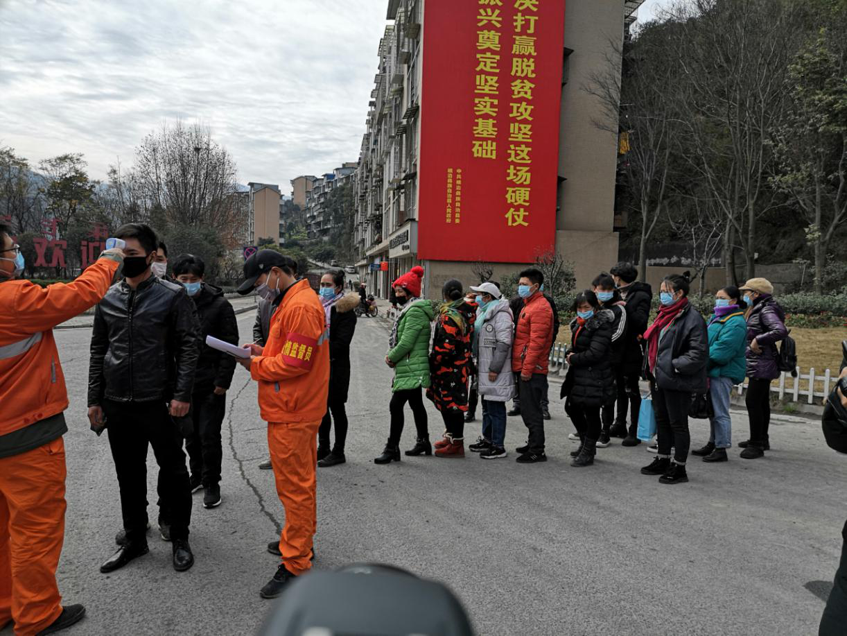 返崗民工提供身份證及健康證明，依次排隊(duì)測(cè)量體溫，并作登記，確認(rèn)無誤后登車2.png