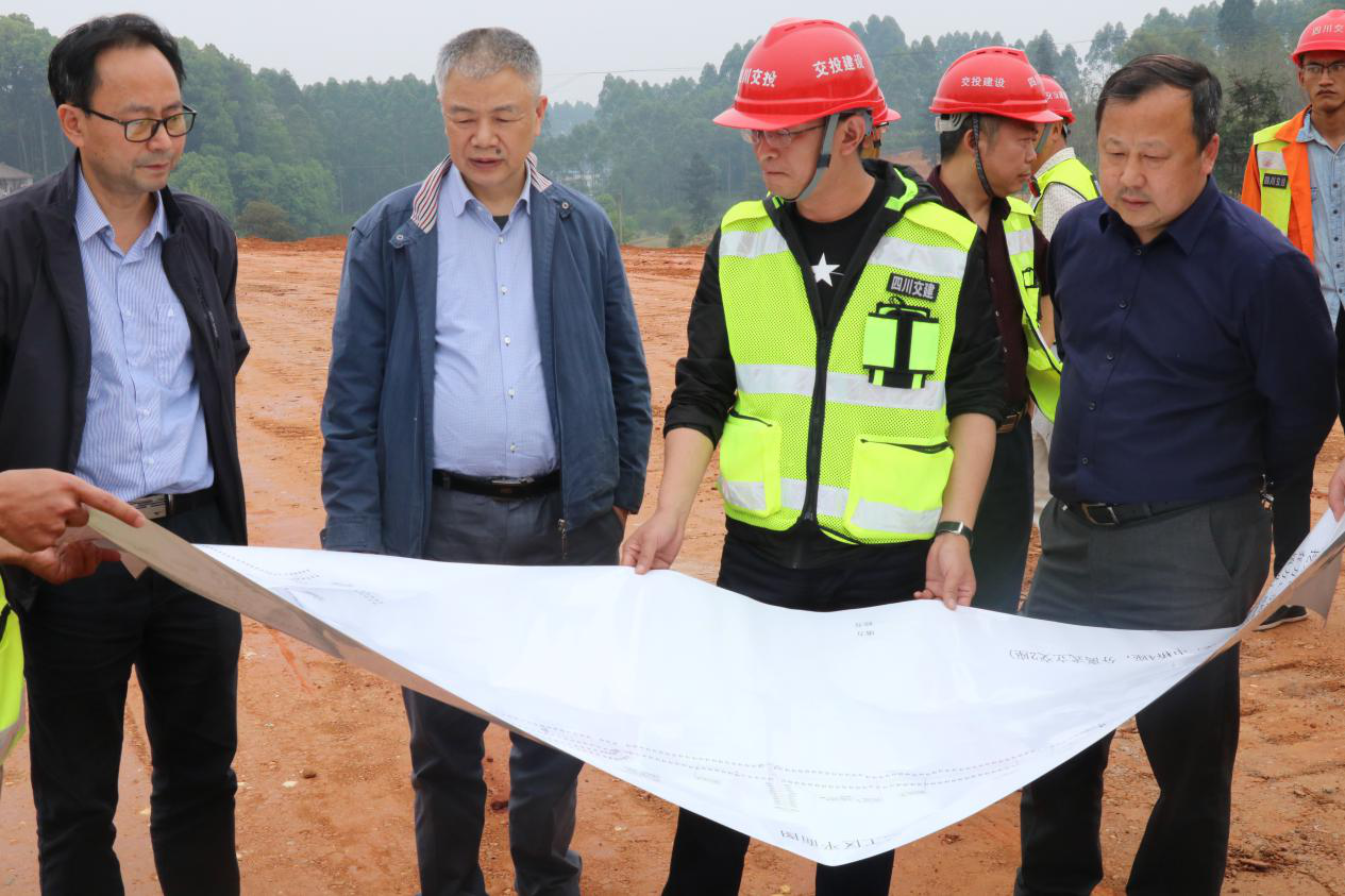樂山市“掛圖作戰(zhàn)”指揮部一行調(diào)研督導成樂高速擴容建設(shè)項目.png