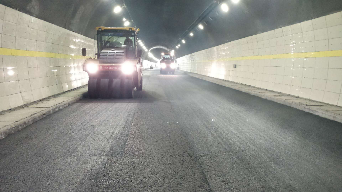 都汶高速紫坪鋪隧道底鼓病害應急 搶險工程開始瀝青油面鋪筑
