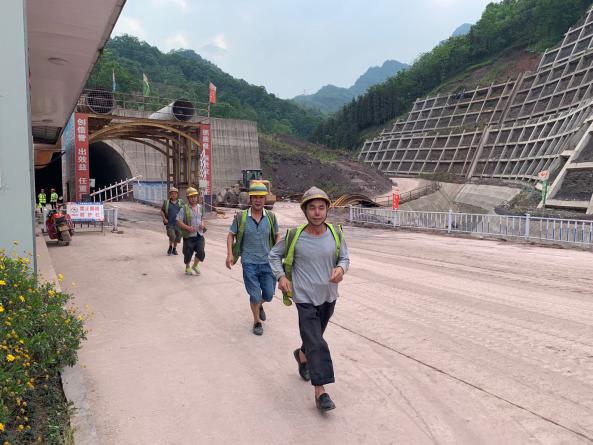 隧道發生“險情”人員逃出到安全區，啟動應急預案并上報情況.jpg