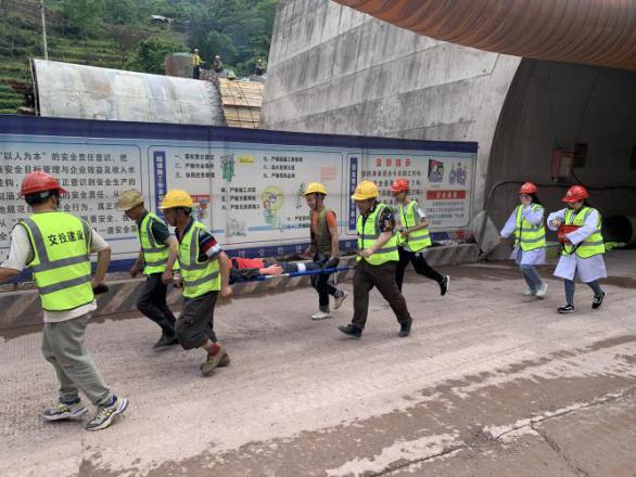 醫療通訊組人員就位，前往現場實施應急救援，傷員送往救治2.jpg