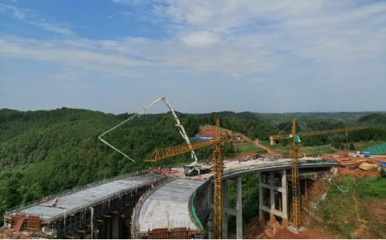 公司成宜ZCB4-2項目重點工程隆興互通實現貫通