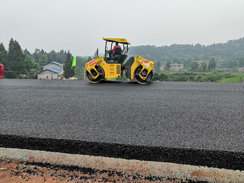 成資渝TJ7項目瀝青路面中面層試驗段順利完成鋪筑