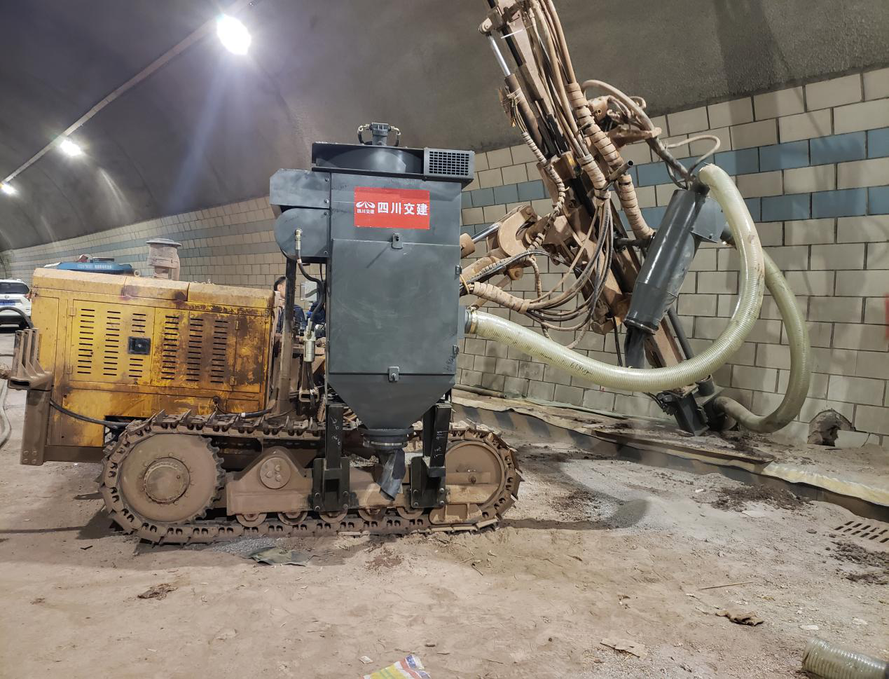運用新技術  綠色又環保 —廣巴高速王家山隧道病害處治工程應用鉆孔吸塵新技術