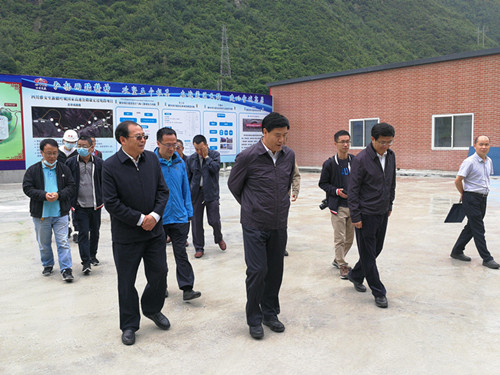 省委常委、政法委書記鄧勇一行調(diào)研康新K1-1項(xiàng)目_副本.jpg