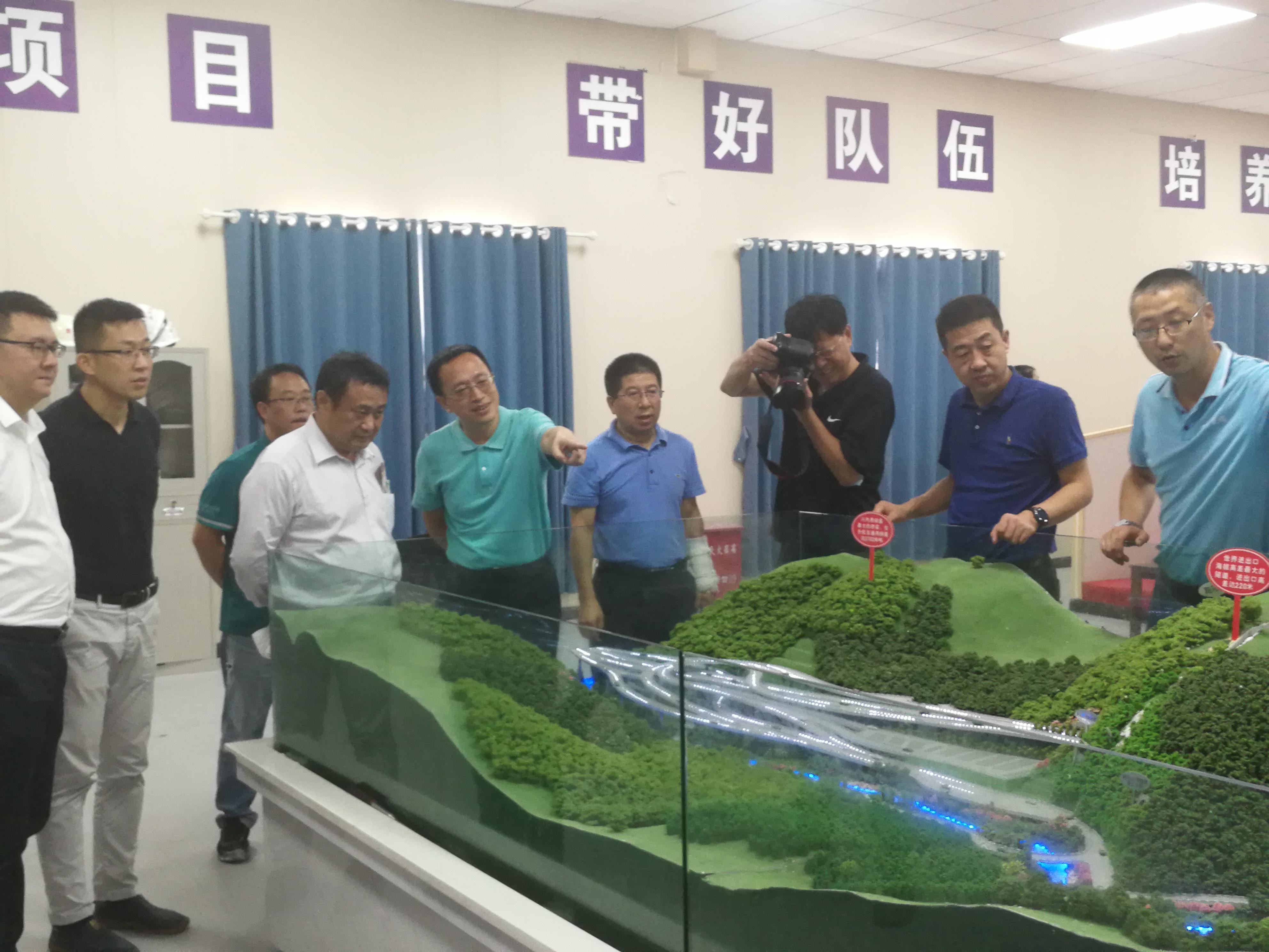 交通運輸部公路科學研究院院長張勁泉 赴雅葉高速康定過境段視察調研.jpg
