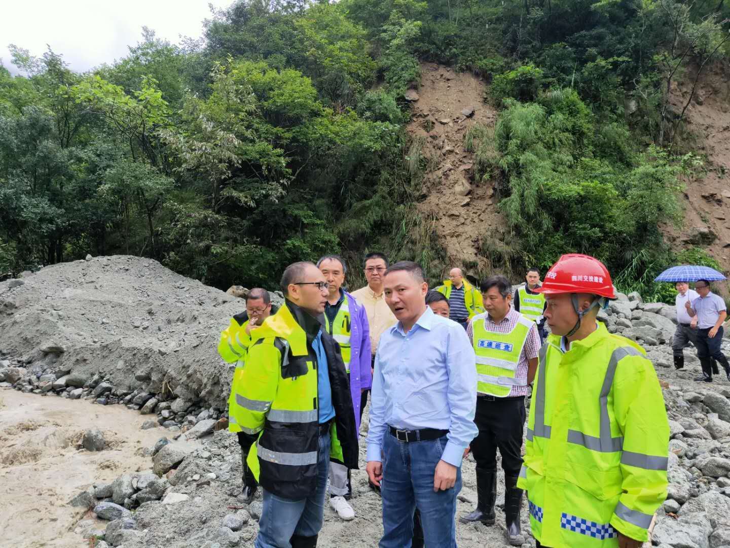 集團黨委副書記、副董事長、總經理周黎明一行赴雅西高速擦羅隧道搶險現場查看情況