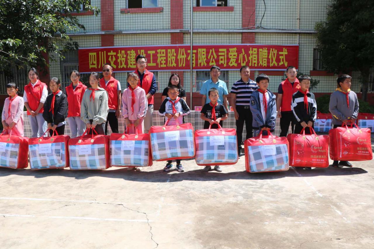 會(huì)高速TJ1項(xiàng)目黨員、青年志愿服務(wù)隊(duì)與會(huì)理縣團(tuán)委為樹(shù)堡鄉(xiāng)中心小學(xué)的同學(xué)們發(fā)放物資。.jpg