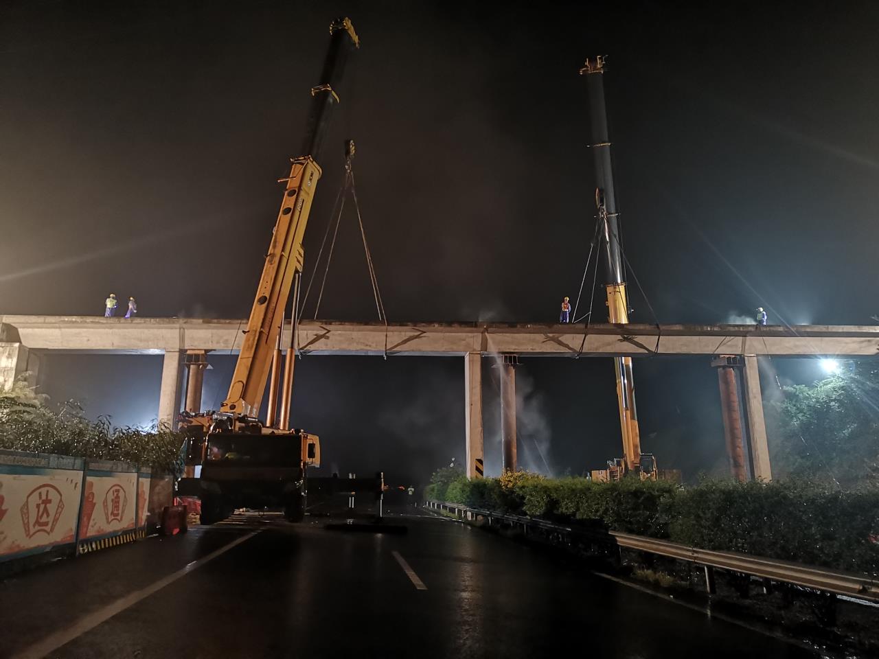 提前4小時！四川交投建設安全拆除雅西高速漢源服務區人行天橋