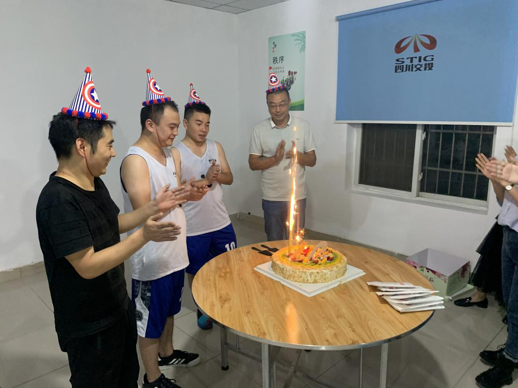 員工集體生日會 濃濃溫情暖人心 —成綿擴容項目TJ9標(biāo)段組織開展九月項目員工集體生日會