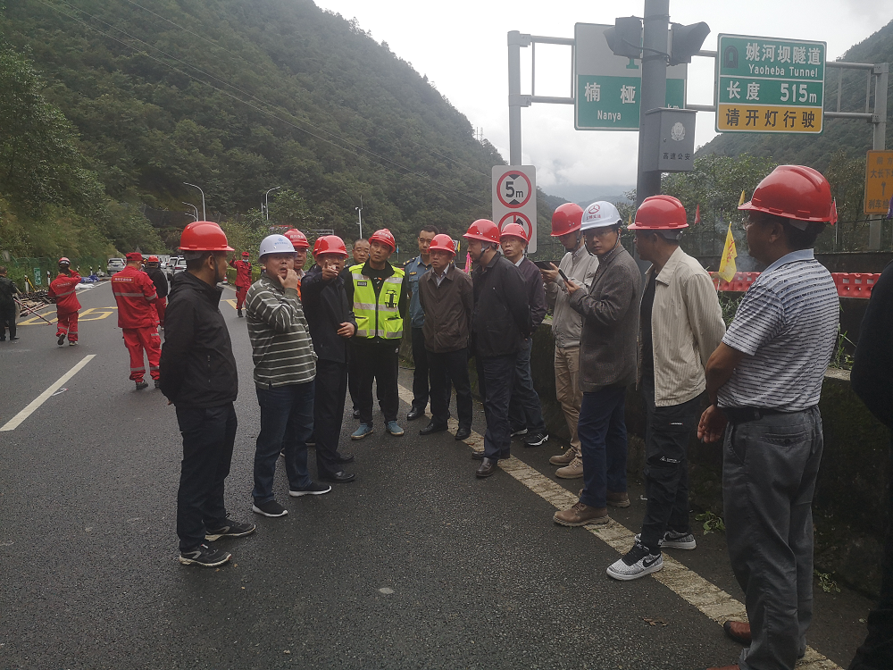 省交通運輸廳安全總監(jiān)王波、安全監(jiān)督處處長朱江一行到雅西高速搶險現(xiàn)場檢查安全工作