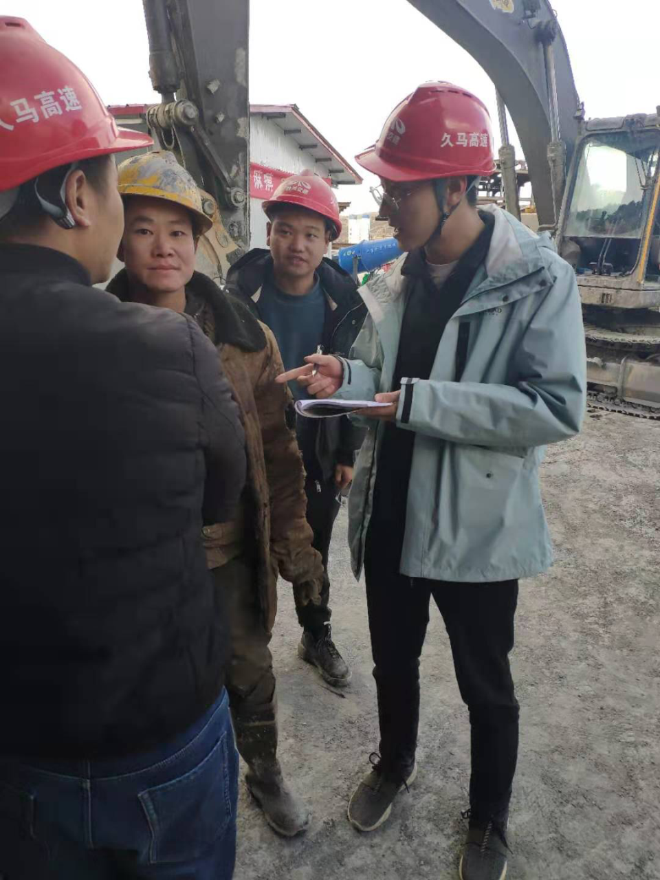 “給農(nóng)民工兄弟一顆定心丸！”  ——久馬高速TJ8項(xiàng)目部深入工區(qū)核實(shí)民工工資發(fā)放情況