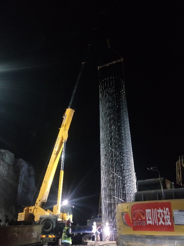 挑燈夜戰(zhàn) 沿江高速ZX1項目部順利完成金沙江特大橋主墩樁基澆筑