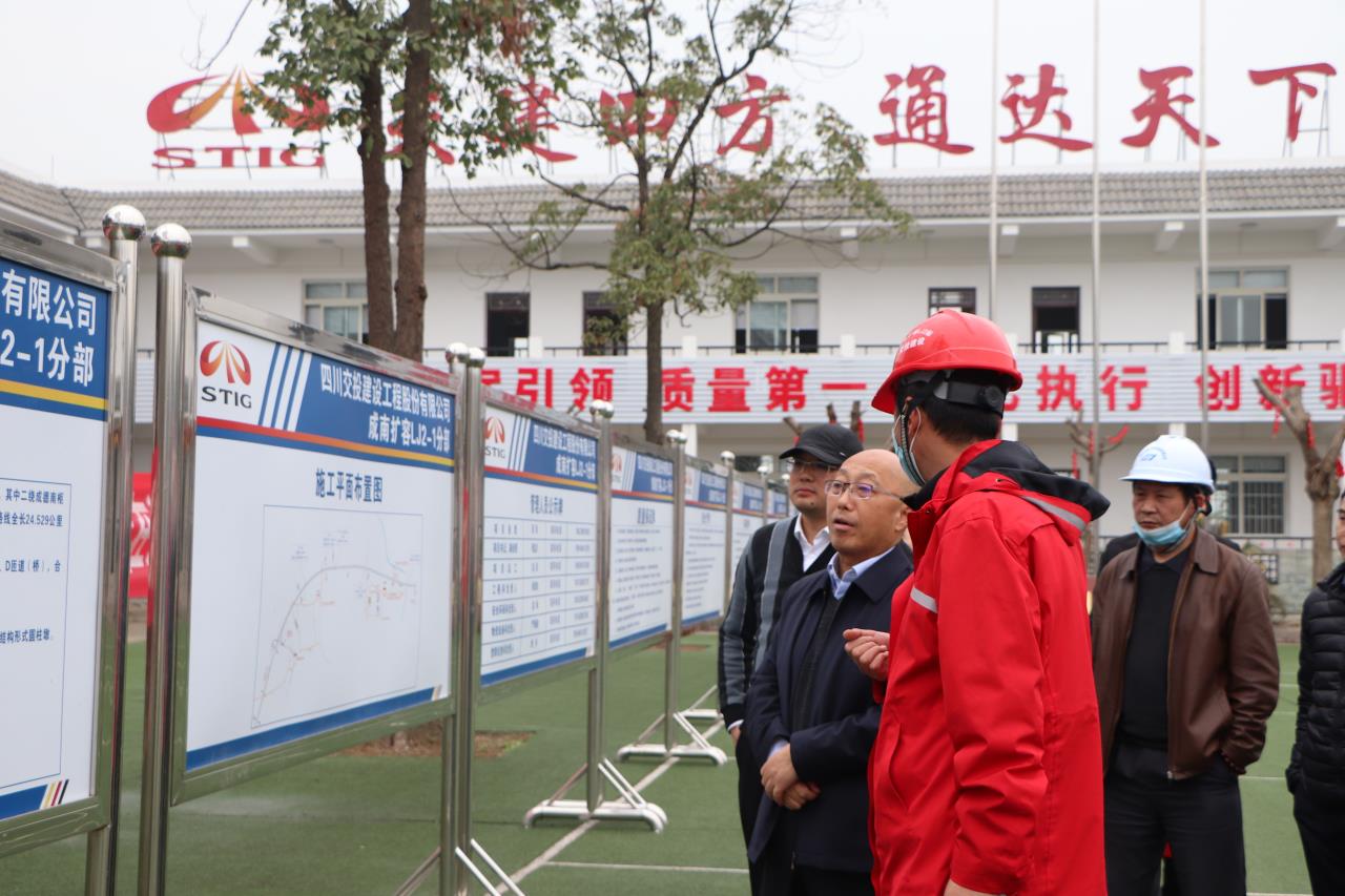 集團公司黨委委員、董事李永林帶隊調(diào)研LJ2-1項目工作.jpg
