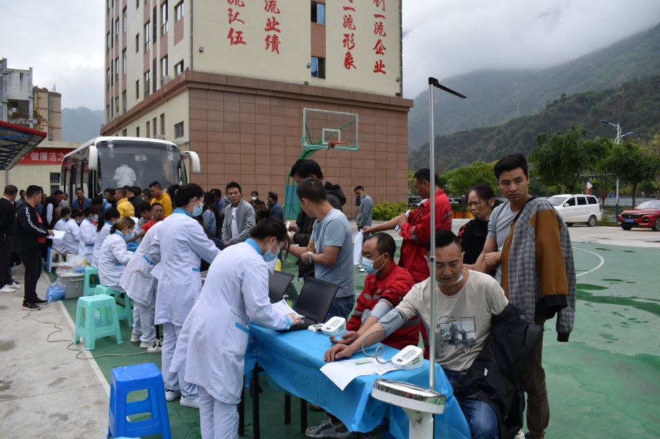 “五·一”前夕 瀘石高速（石棉段）為農(nóng)民工派發(fā)“健康大禮包” ——守護(hù)項(xiàng)目一線勞動者健康，我們在行動