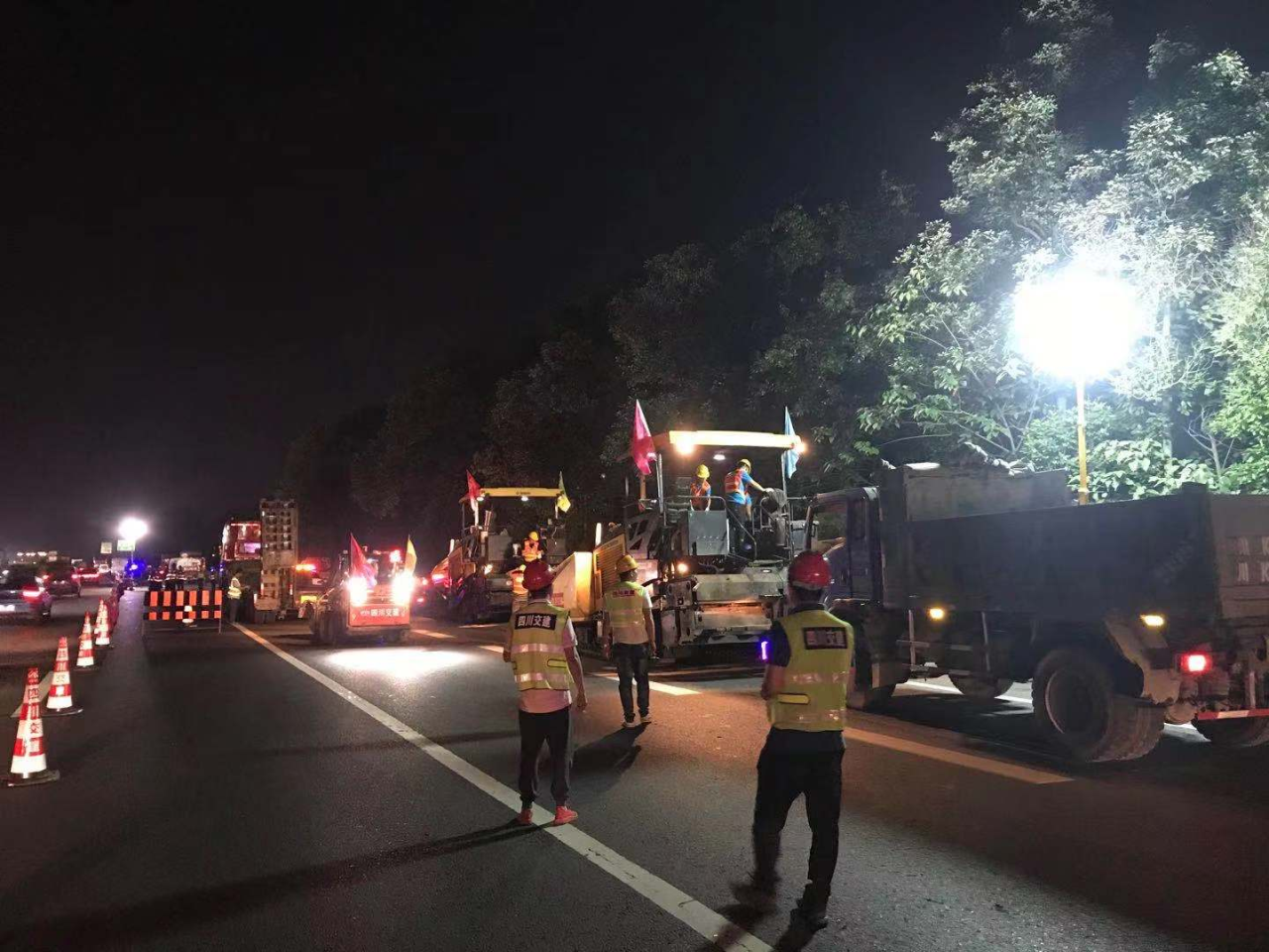 成雅高速路面預防性養護工程夜間斷道施工正式開始