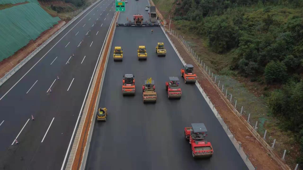 成樂(lè)擴(kuò)容樂(lè)山段主線左幅進(jìn)入路面攤鋪