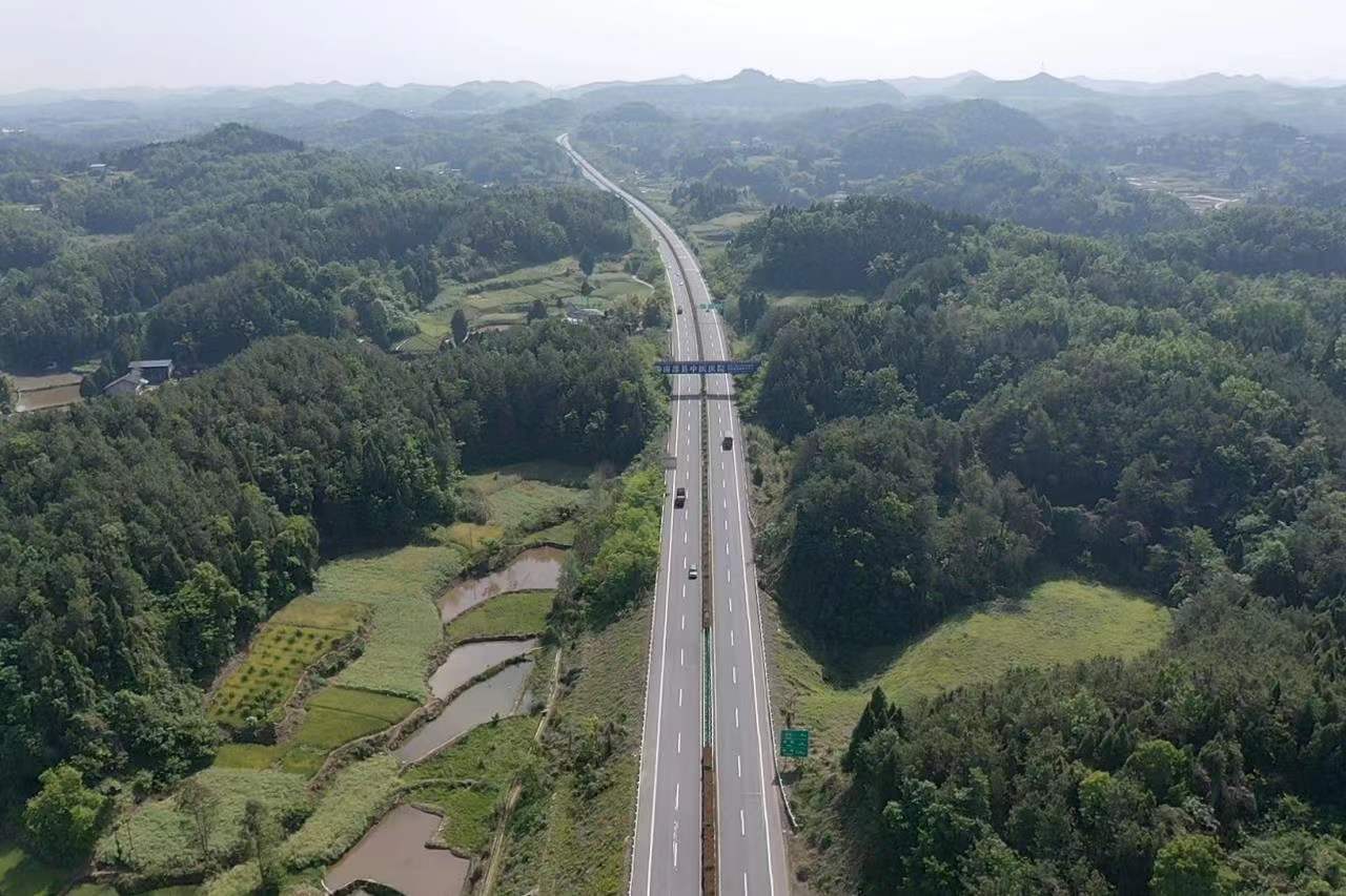 請注意！成德南高速K184左側應急施工，車輛限寬3.75m，請過往車輛注意觀察通行