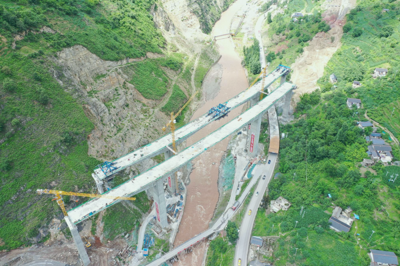 樂西高速首個左右線連續剛構橋 美姑河3號大橋中跨順利合龍