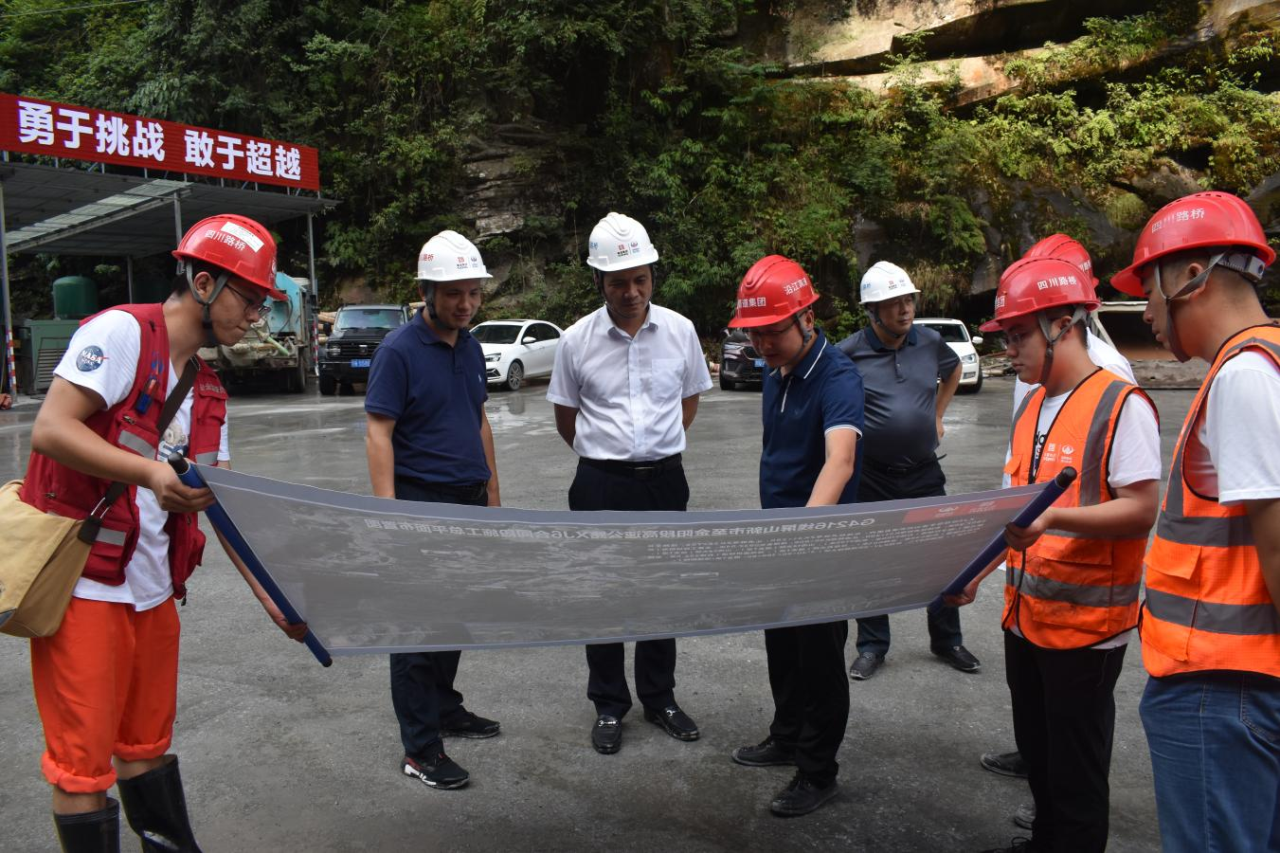 四川路橋黨委委員、紀(jì)委書(shū)記朱年紅赴沿江高速公路宜金段進(jìn)行安全環(huán)保專項(xiàng)督查