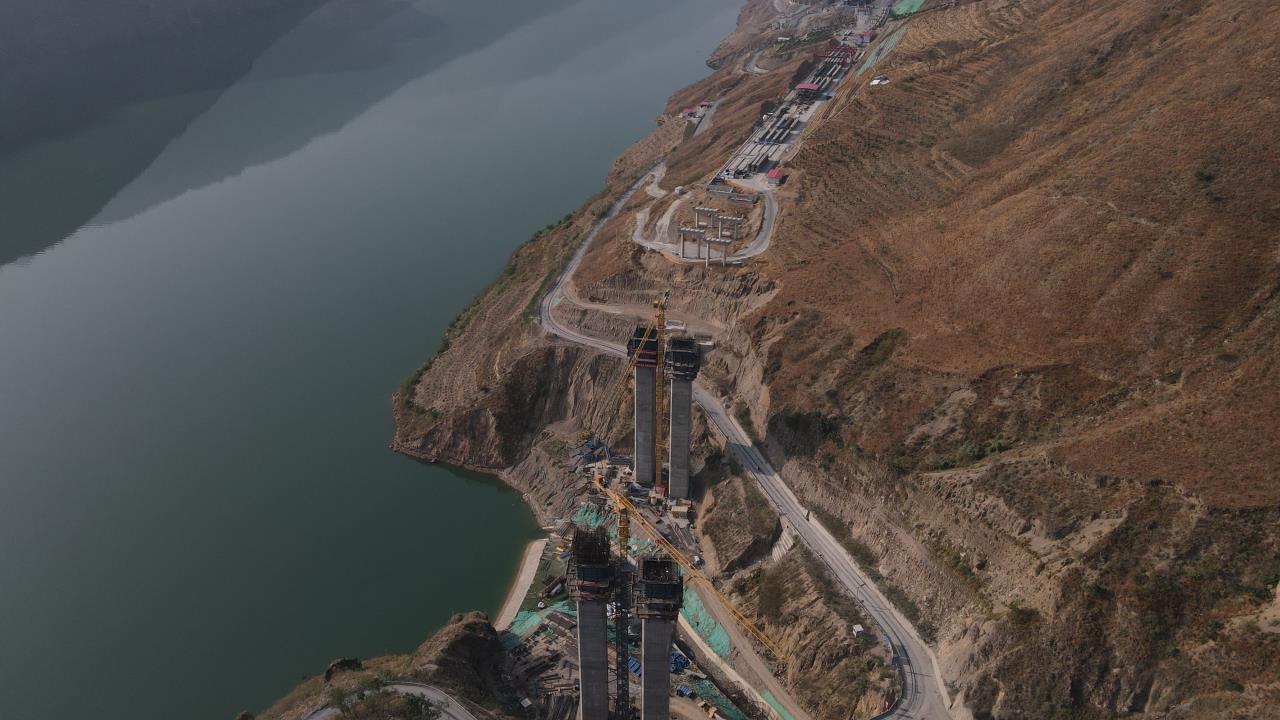 沿江高速宜金段連續(xù)剛構橋——盧家大橋首根主墩封頂完成