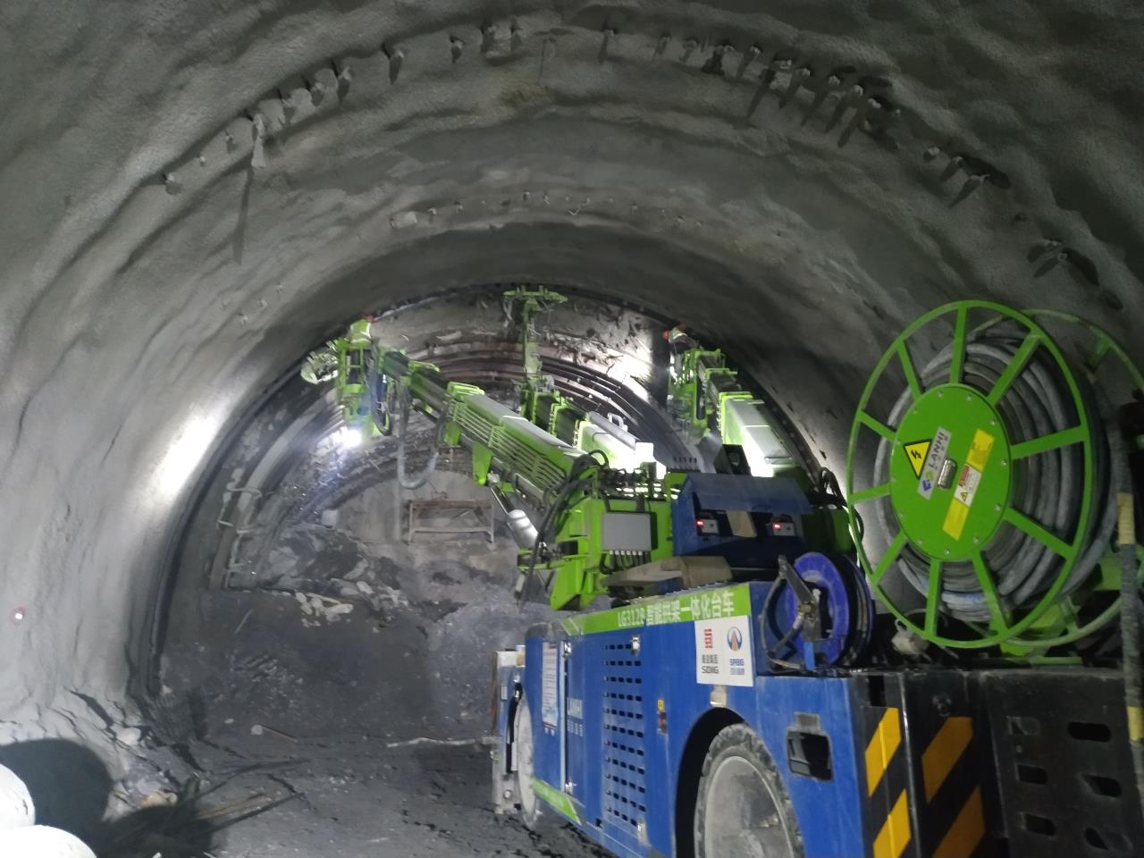 多功能鉆機、智能拱架一體化臺車施工.jpg