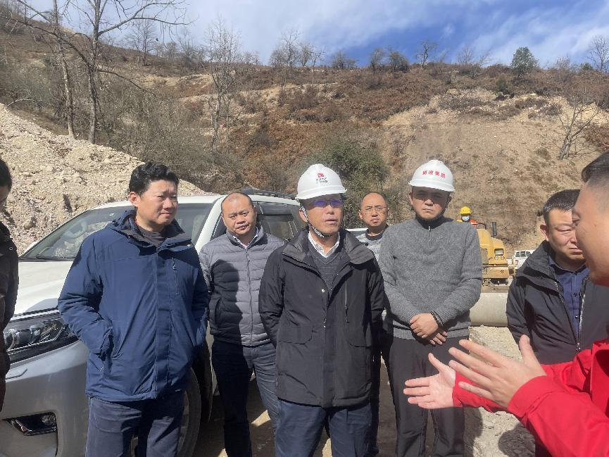 蜀道集團副總經理李永林現場調研瀘定縣南頭村至發旺村（防火）應急通道硬化工程