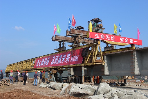 巴中機(jī)場快速路三叉溝大橋首片T梁架設(shè)成功