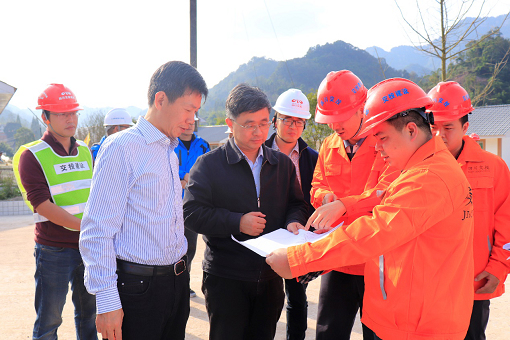 集團(tuán)公司董事黃斌一行赴公司路面分公司承建仁沐公路LJ22標(biāo)段施工現(xiàn)場調(diào)研指導(dǎo)工作