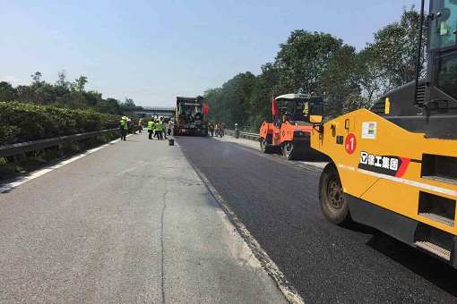 公司順利完成達渝、鄰墊高速公路路面整治工程試驗段鋪筑