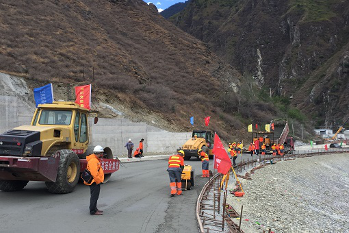 雅康高速LM3合同段順利完成墊層、底基層試驗路鋪筑