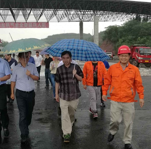 省交通運輸廳黨組成員、紀檢組組長杜世相一行赴建設公司承建資陽城南大道項目現場調研指導工作