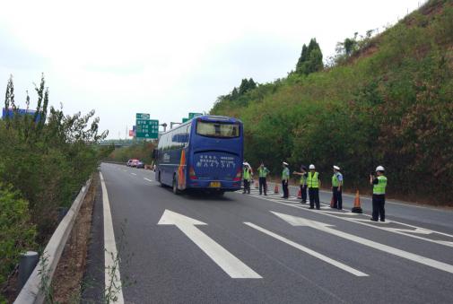 由公司路面分公司承建的G42成南高速公路桂花互通2號(hào)匝道橋搶險(xiǎn)工程順利完工